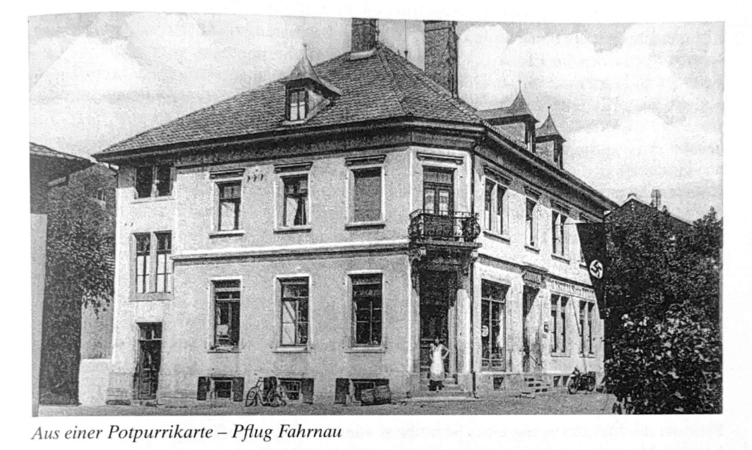 Der "Pflug" in Fahrnau: Ein historisches zweistöckiges Gebäude mit einem kleinen Balkon, vor dem eine Person steht, und einer Flagge mit Hakenkreuz hängt an der Fassade.